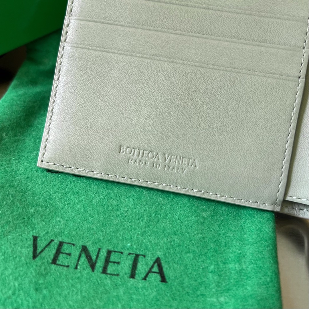 bo*te*ga Ve*ne*ta bv cassette bi-fold wallet