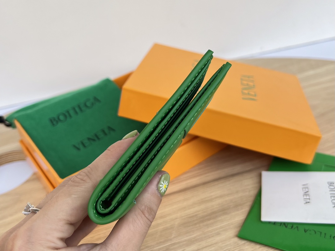 bo*te*ga Ve*ne*ta bv cassette bi-fold wallet