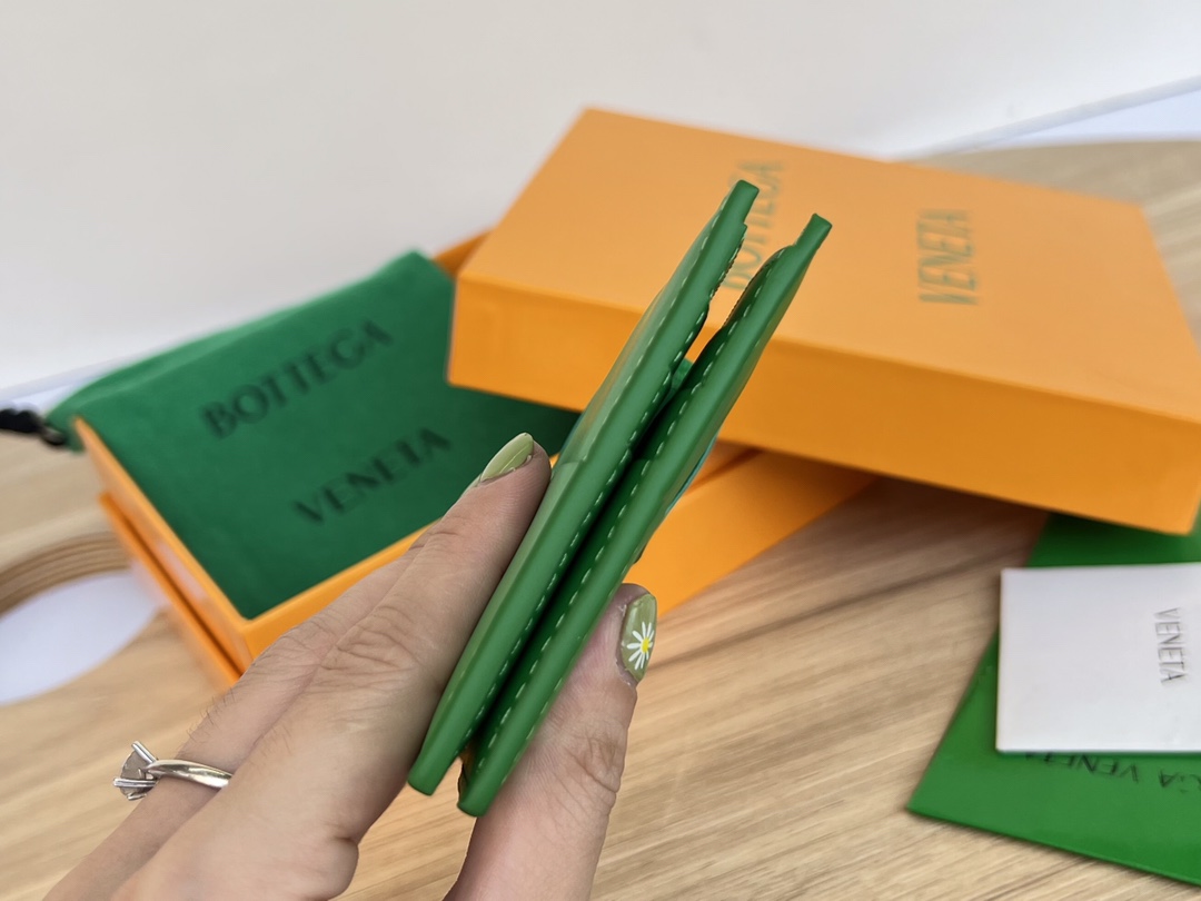 bo*te*ga Ve*ne*ta bv cassette bi-fold wallet