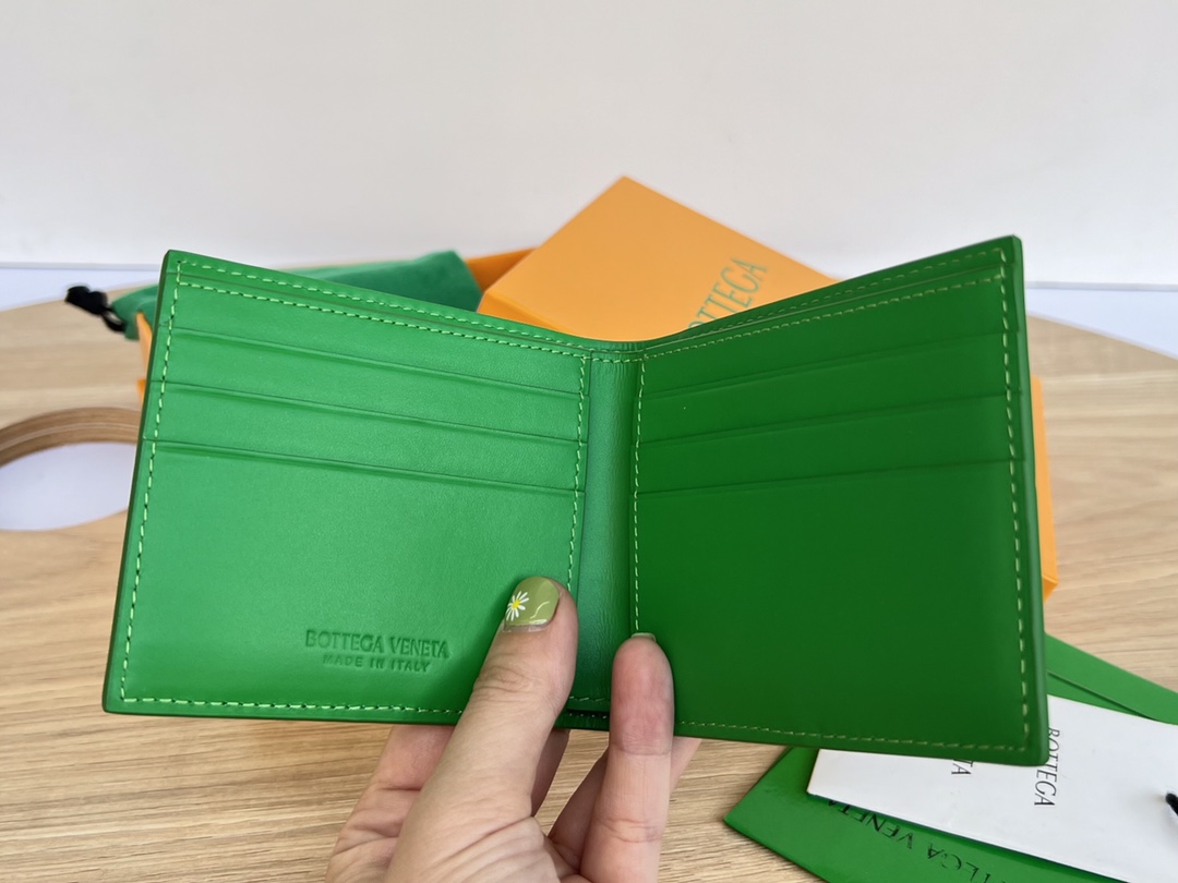 bo*te*ga Ve*ne*ta bv cassette bi-fold wallet