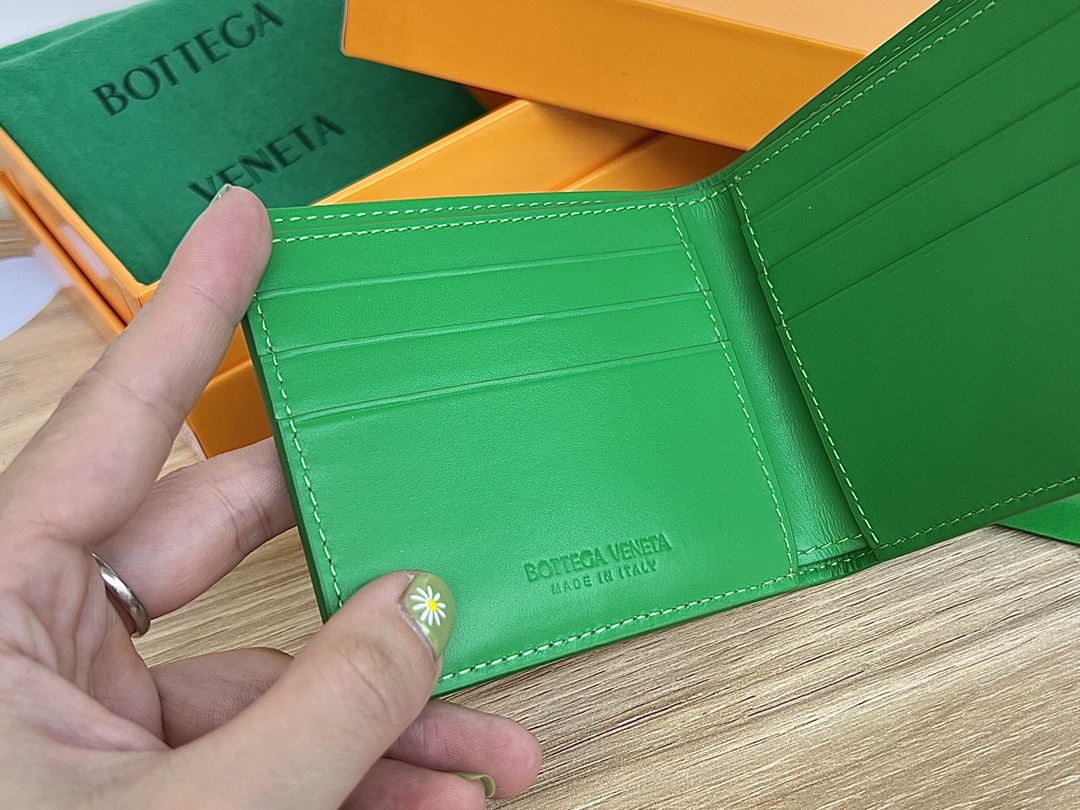 bo*te*ga Ve*ne*ta bv cassette bi-fold wallet