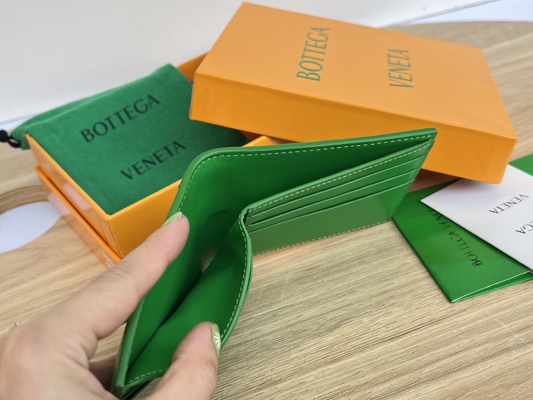 bo*te*ga Ve*ne*ta bv cassette bi-fold wallet