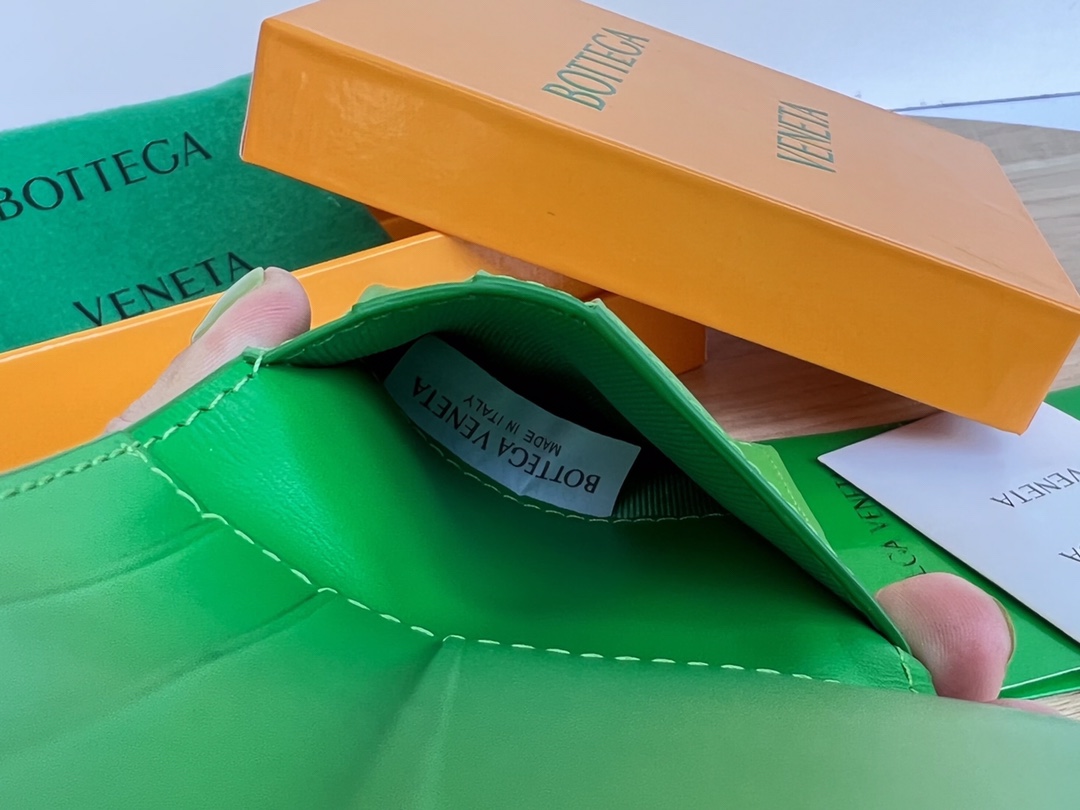bo*te*ga Ve*ne*ta bv cassette bi-fold wallet