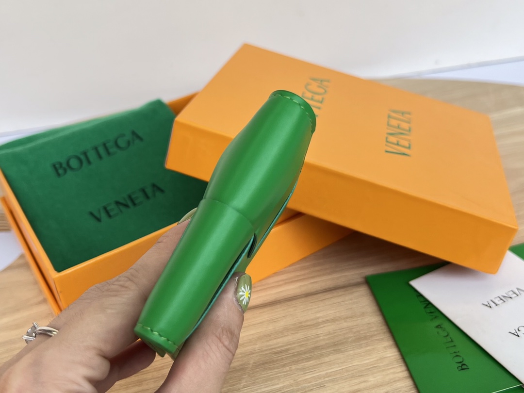 bo*te*ga Ve*ne*ta bv cassette bi-fold wallet