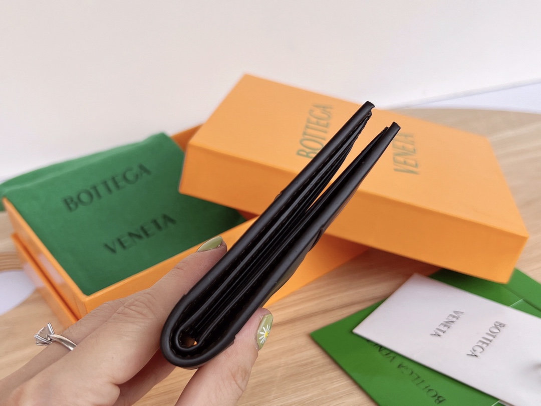bo*te*ga Ve*ne*ta bv cassette bi-fold wallet