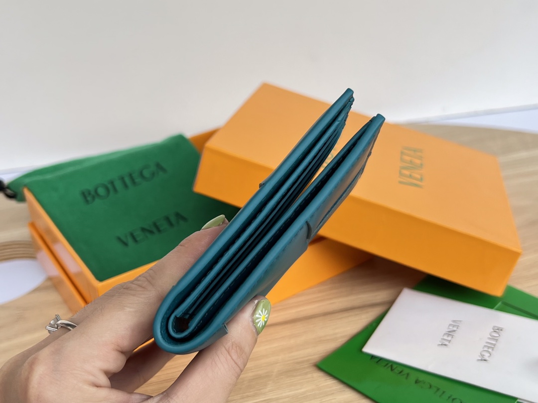 bo*te*ga Ve*ne*ta bv cassette bi-fold wallet
