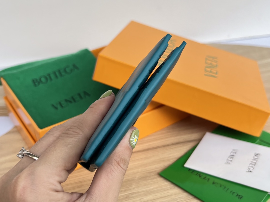 bo*te*ga Ve*ne*ta bv cassette bi-fold wallet