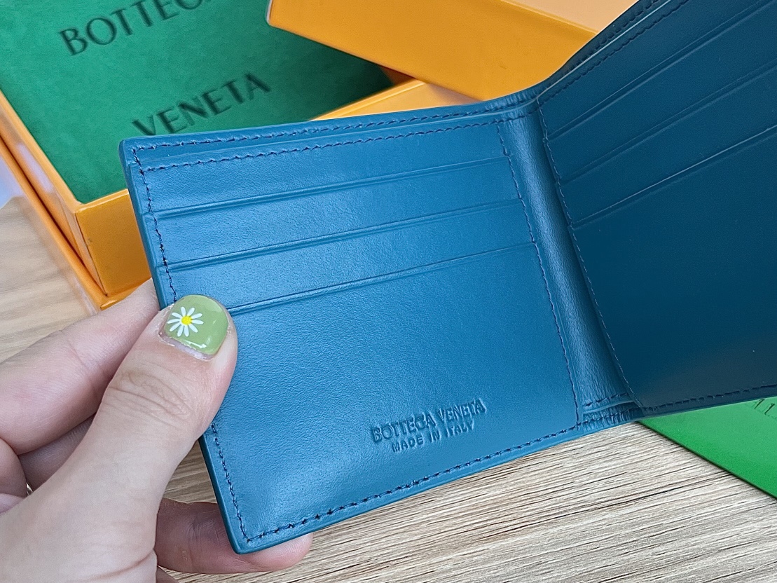 bo*te*ga Ve*ne*ta bv cassette bi-fold wallet