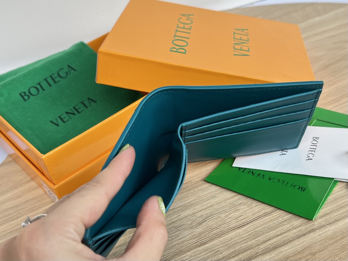 bo*te*ga Ve*ne*ta bv cassette bi-fold wallet