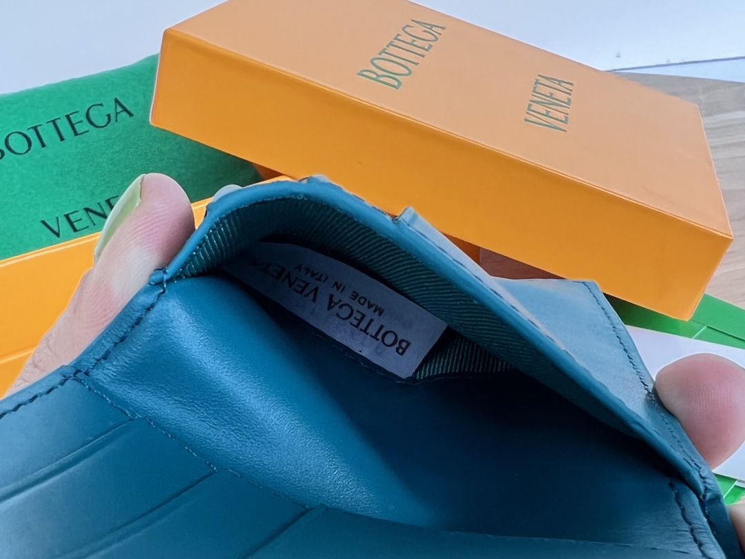 bo*te*ga Ve*ne*ta bv cassette bi-fold wallet