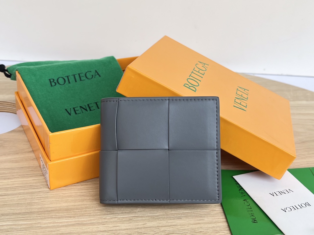 bo*te*ga Ve*ne*ta bv cassette bi-fold wallet