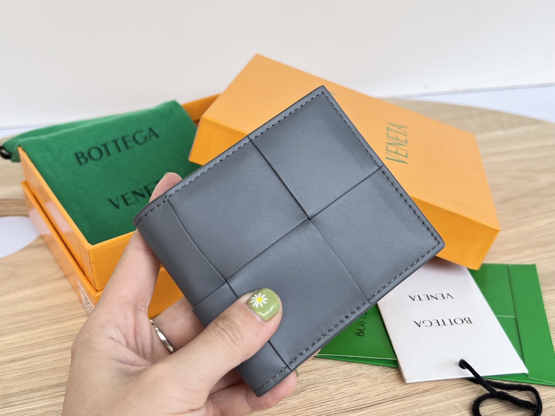 bo*te*ga Ve*ne*ta bv cassette bi-fold wallet