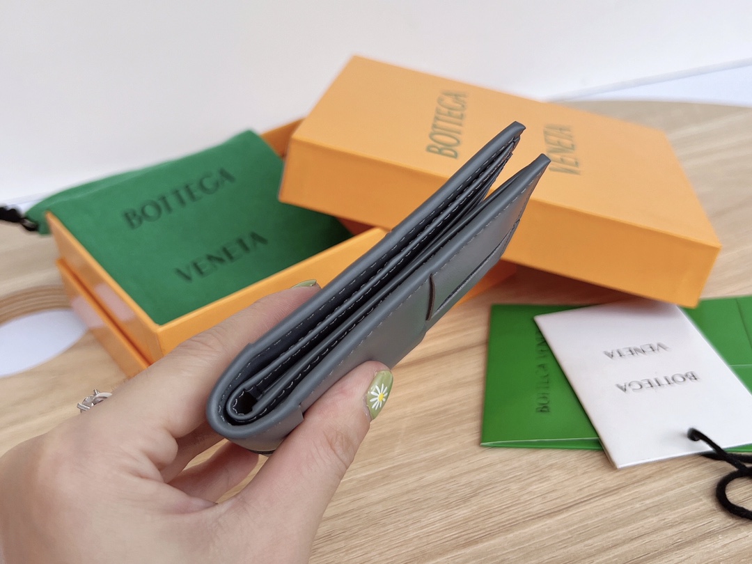 bo*te*ga Ve*ne*ta bv cassette bi-fold wallet