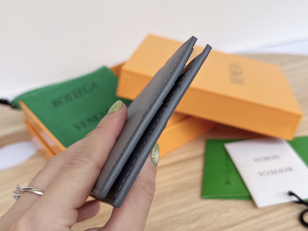 bo*te*ga Ve*ne*ta bv cassette bi-fold wallet