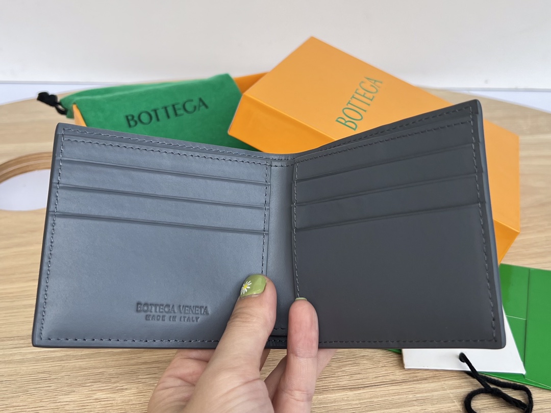 bo*te*ga Ve*ne*ta bv cassette bi-fold wallet