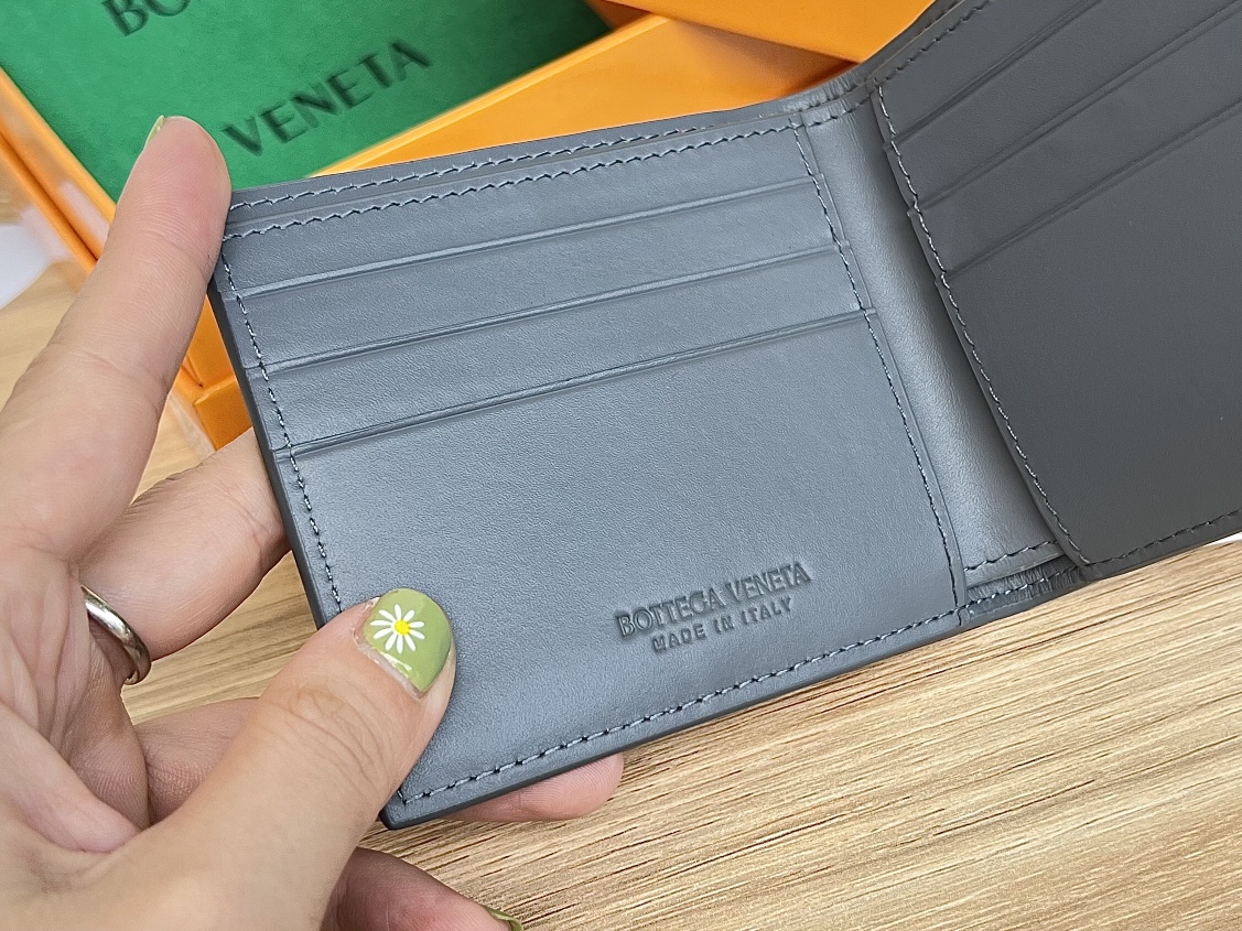 bo*te*ga Ve*ne*ta bv cassette bi-fold wallet