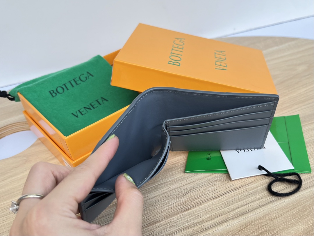 bo*te*ga Ve*ne*ta bv cassette bi-fold wallet