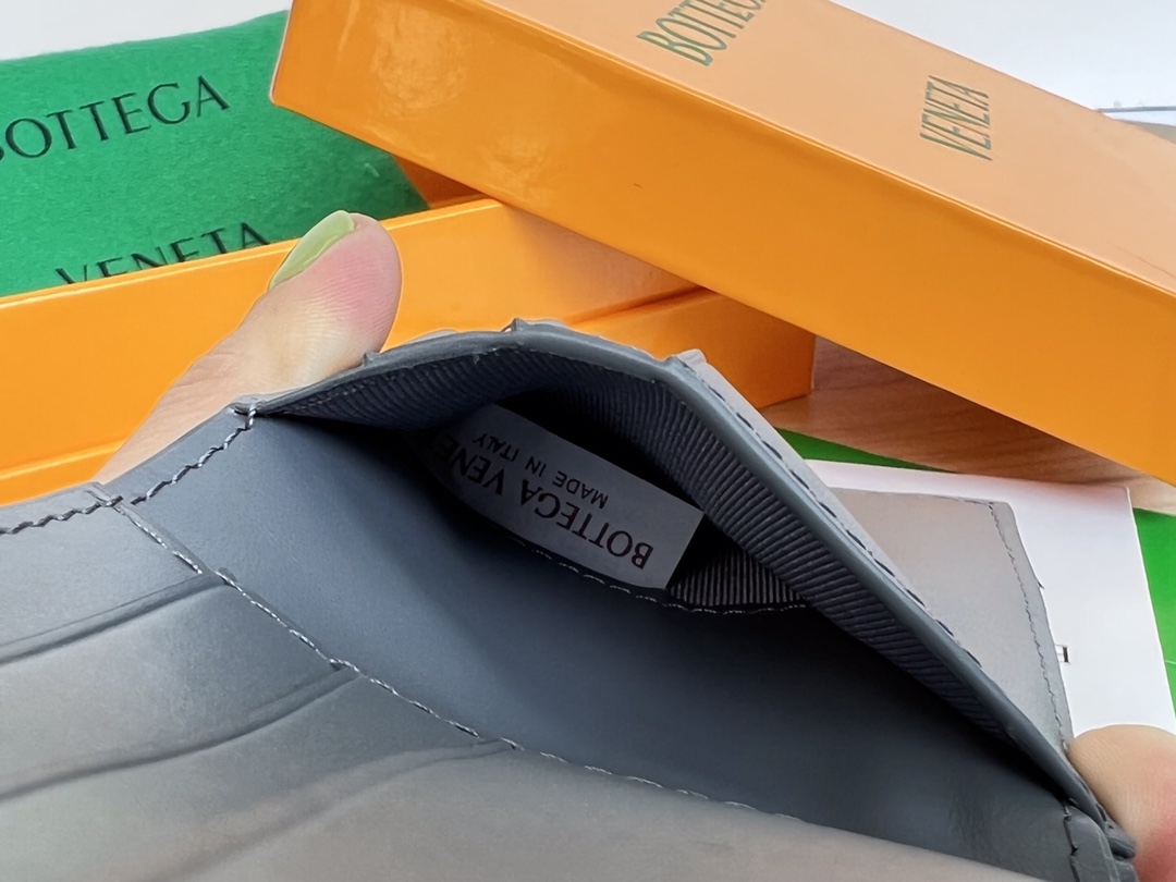 bo*te*ga Ve*ne*ta bv cassette bi-fold wallet