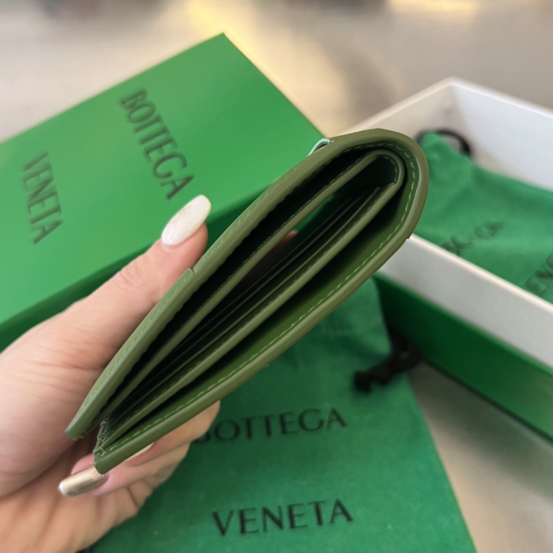 bo*te*ga Ve*ne*ta bv cassette bi-fold wallet