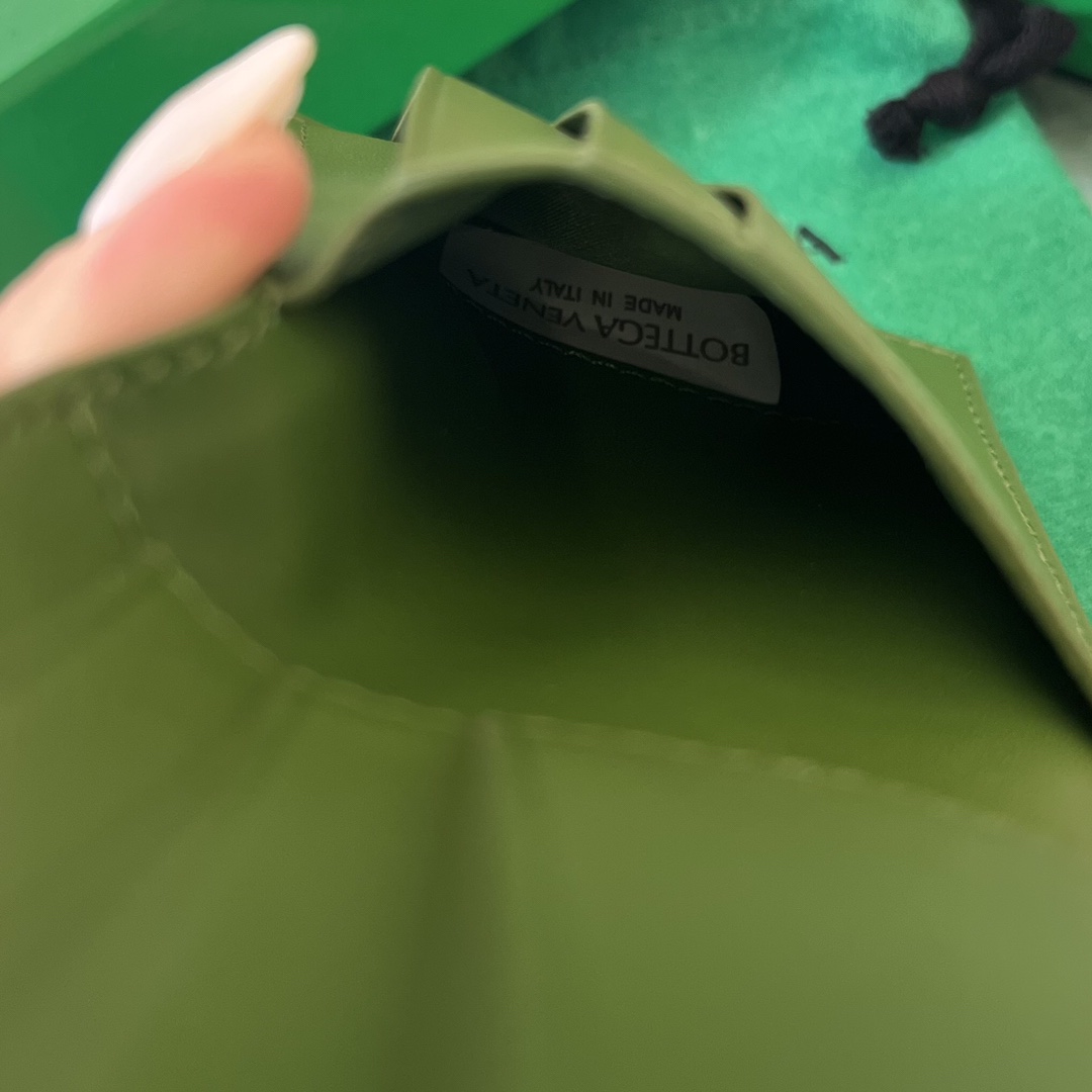 bo*te*ga Ve*ne*ta bv cassette bi-fold wallet