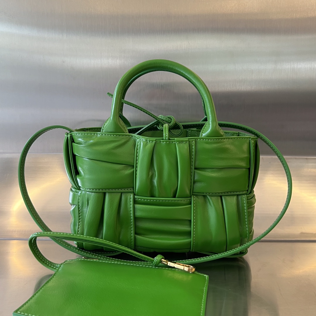 bo*te*ga Ve*ne*ta bv candy arco tote bag