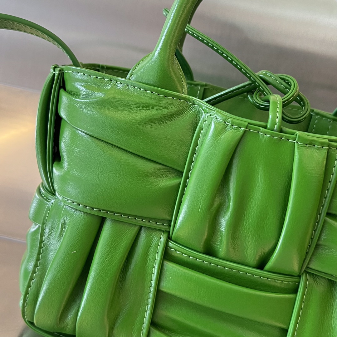 bo*te*ga Ve*ne*ta bv candy arco tote bag