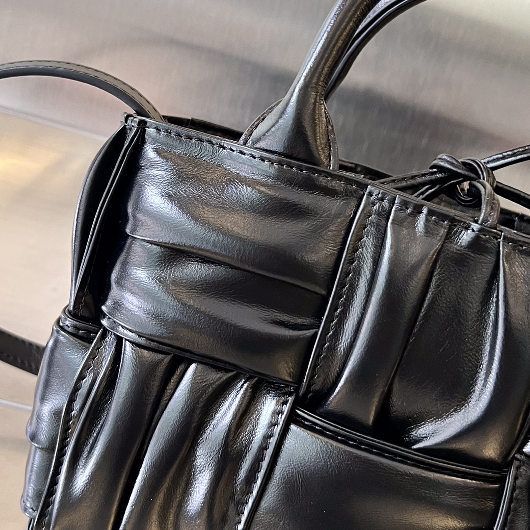 bo*te*ga Ve*ne*ta bv candy arco tote bag