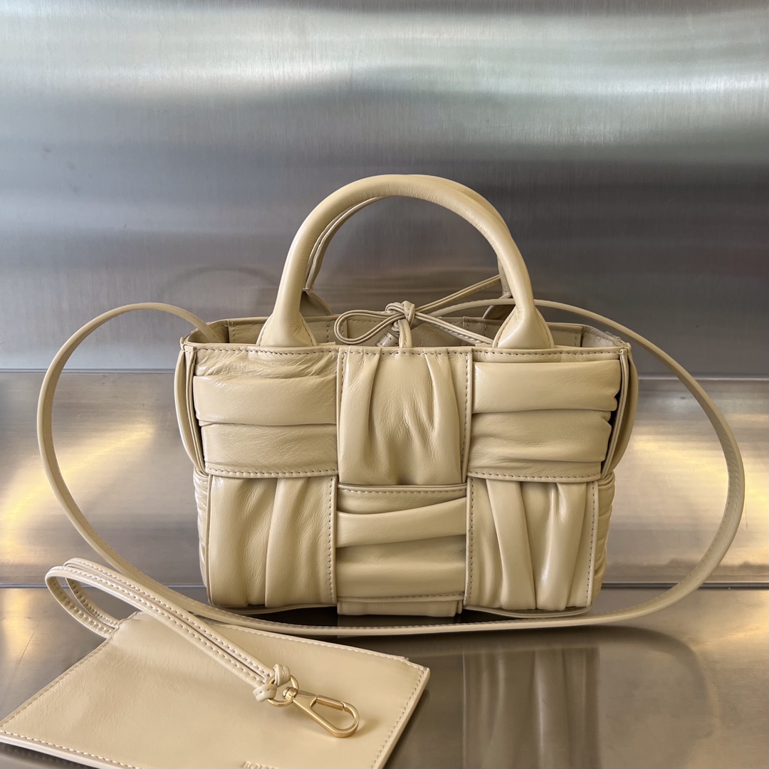 bo*te*ga Ve*ne*ta bv candy arco tote bag