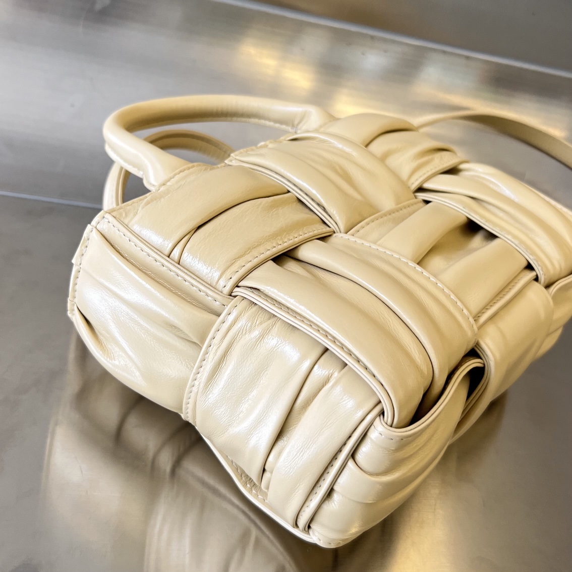 bo*te*ga Ve*ne*ta bv candy arco tote bag
