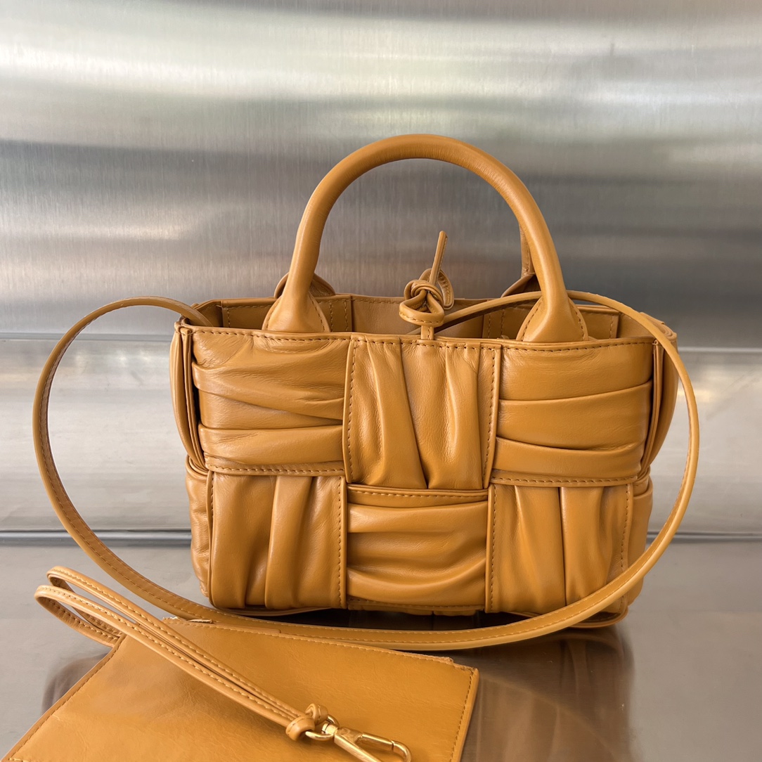bo*te*ga Ve*ne*ta bv candy arco tote bag