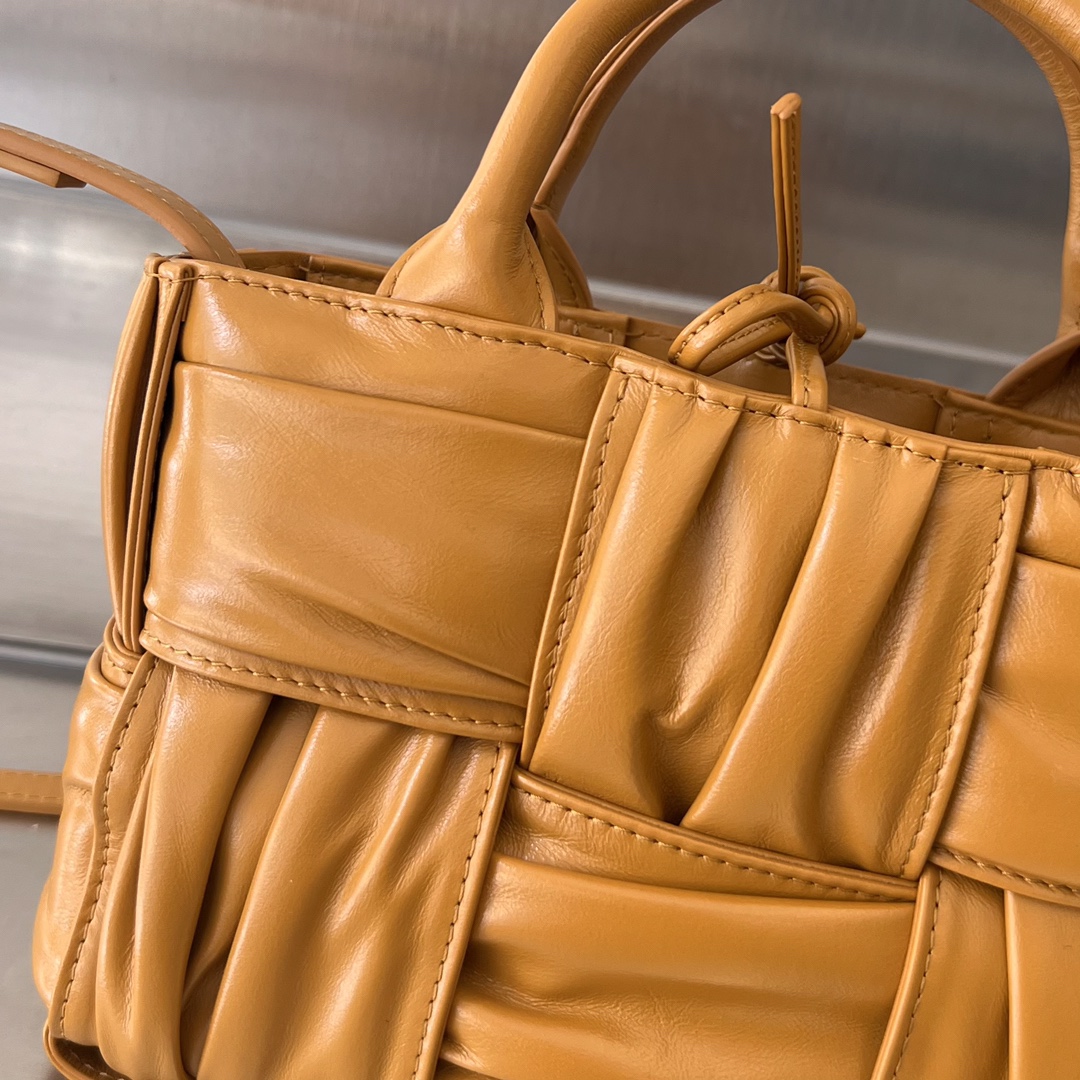 bo*te*ga Ve*ne*ta bv candy arco tote bag