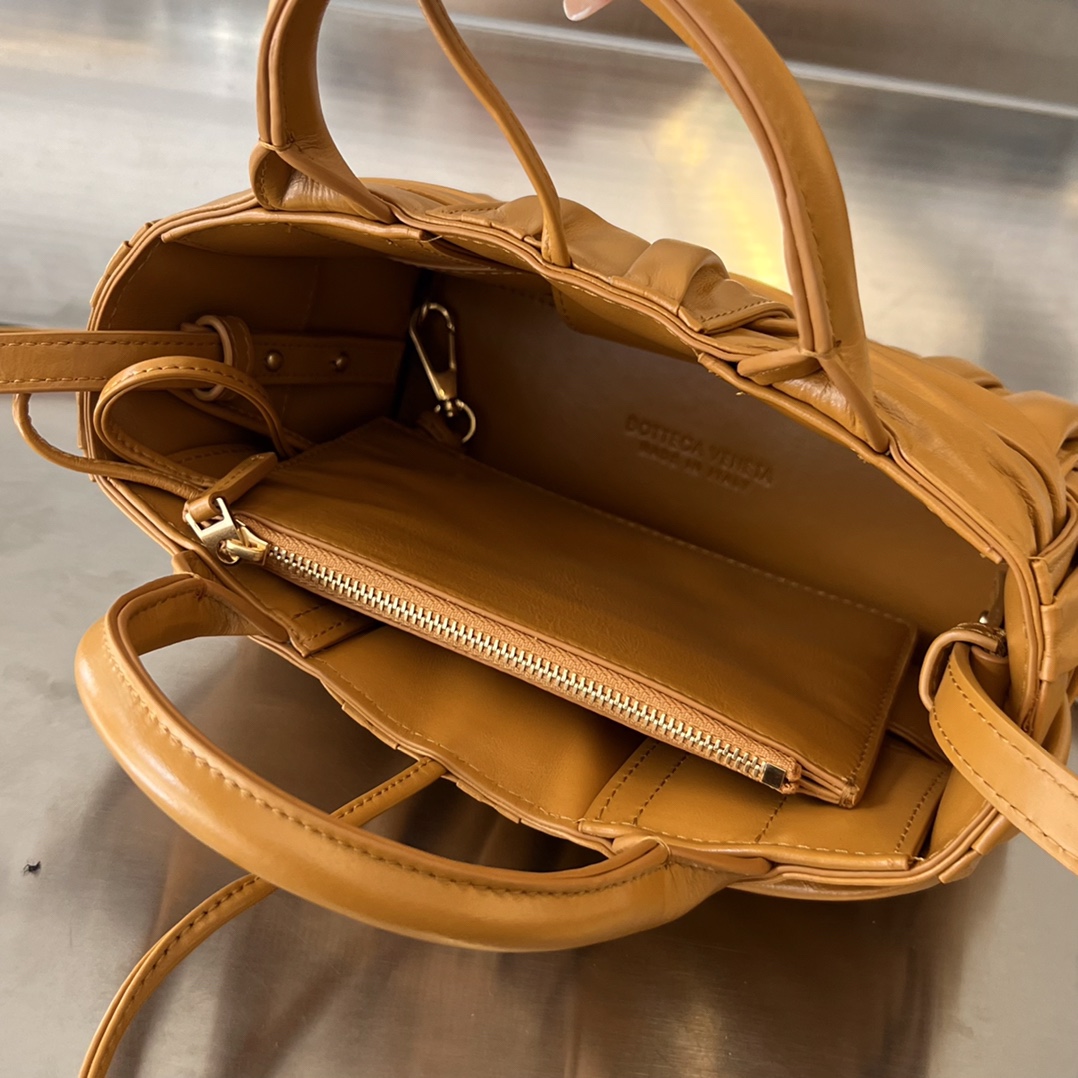 bo*te*ga Ve*ne*ta bv candy arco tote bag