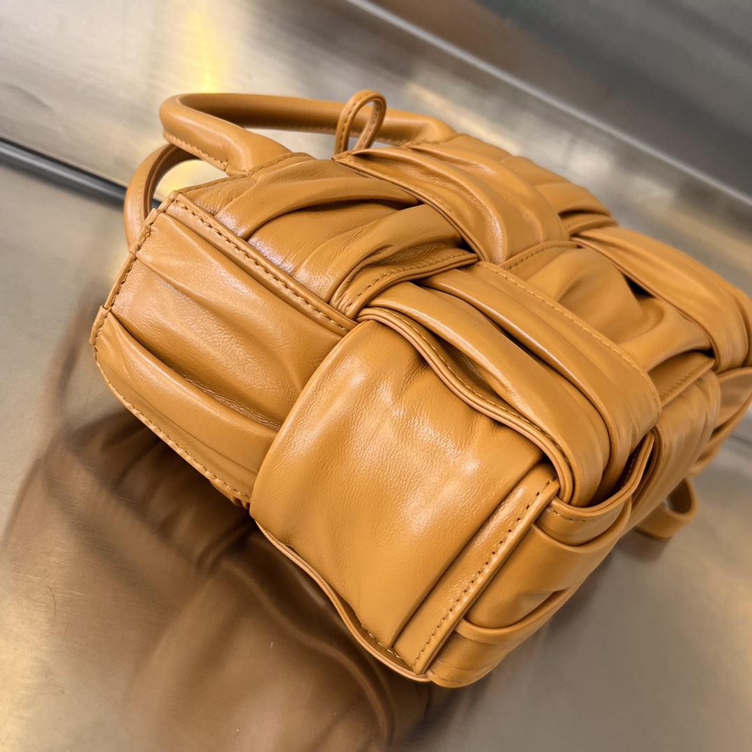 bo*te*ga Ve*ne*ta bv candy arco tote bag