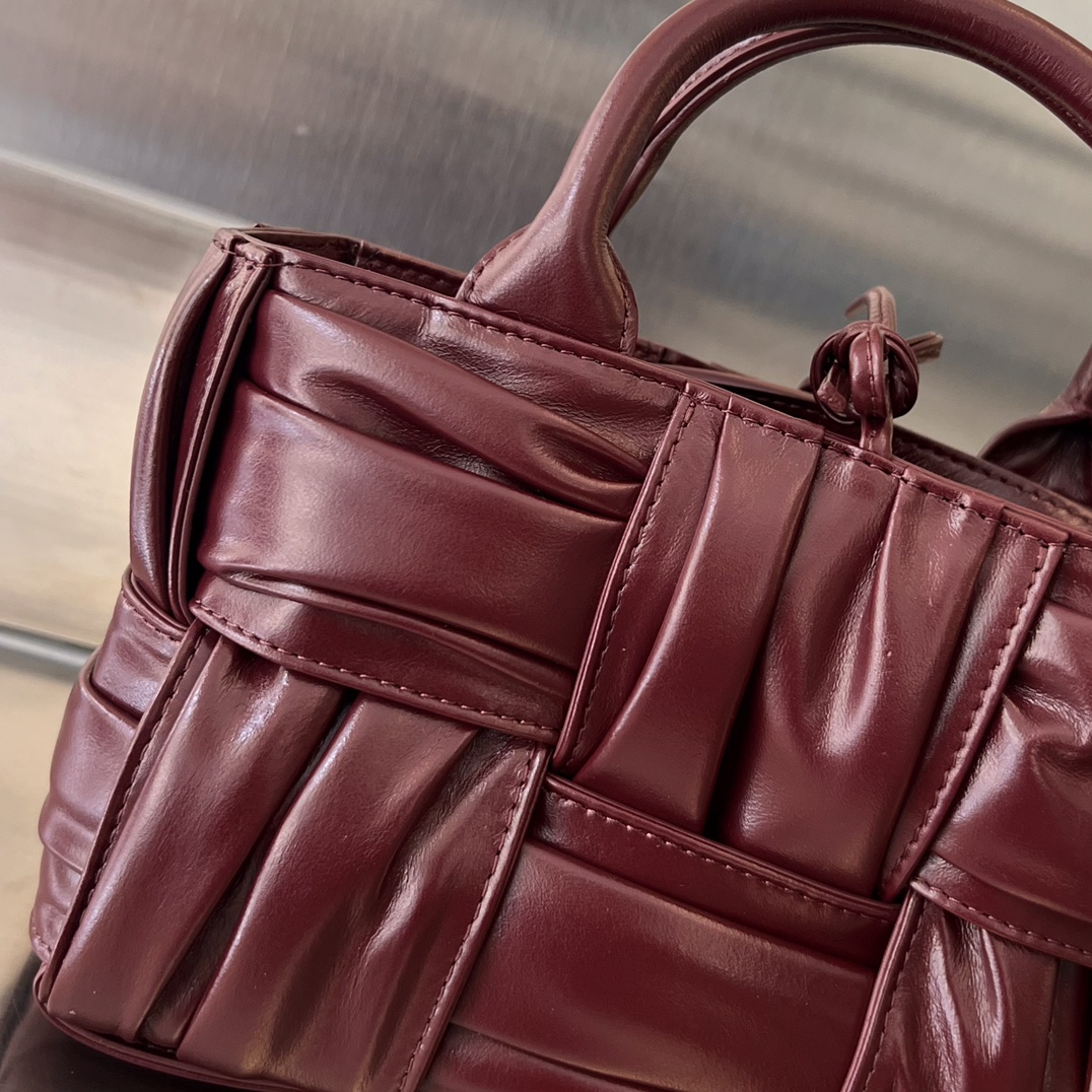 bo*te*ga Ve*ne*ta bv candy arco tote bag