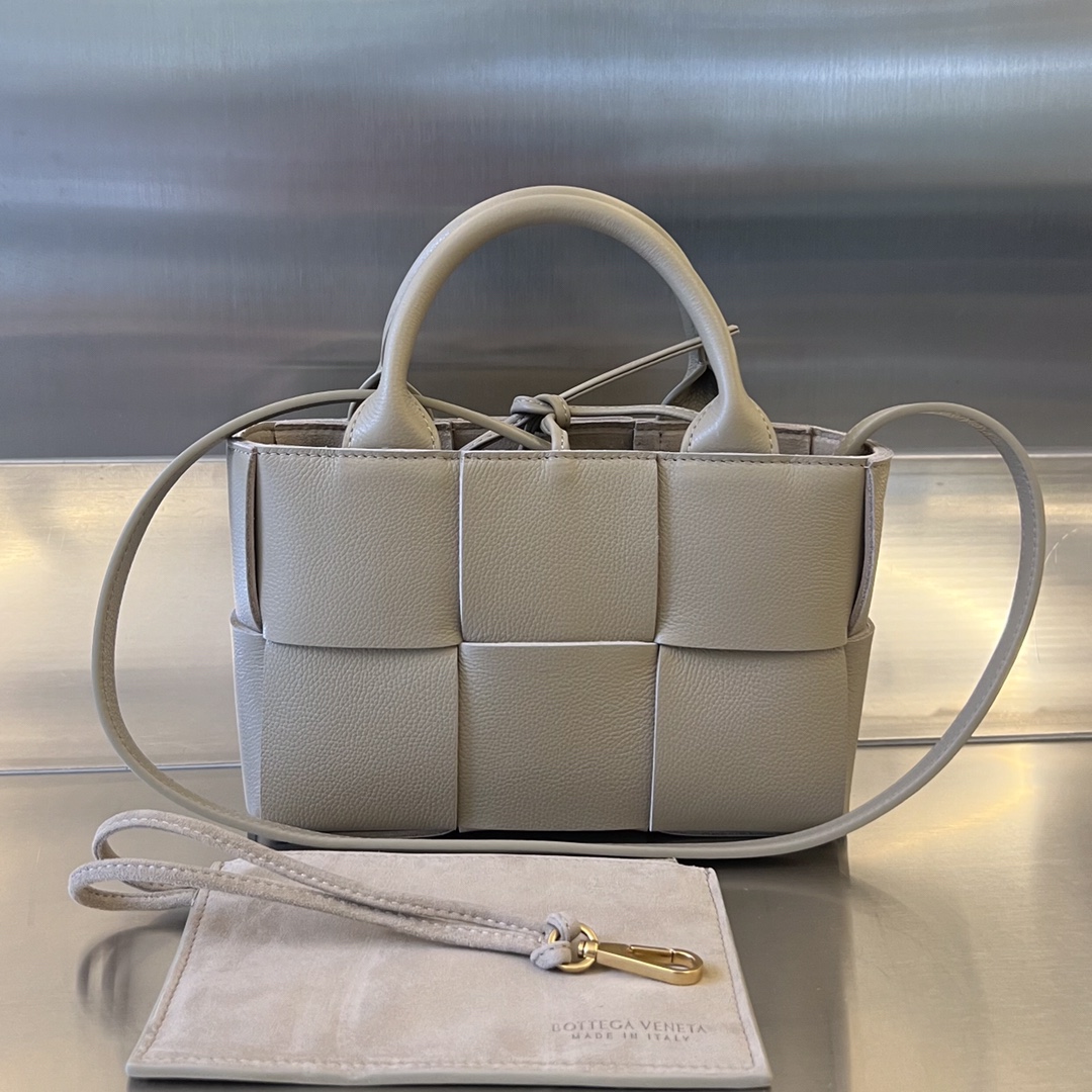 bo*te*ga Ve*ne*ta bv candy arco tote bag
