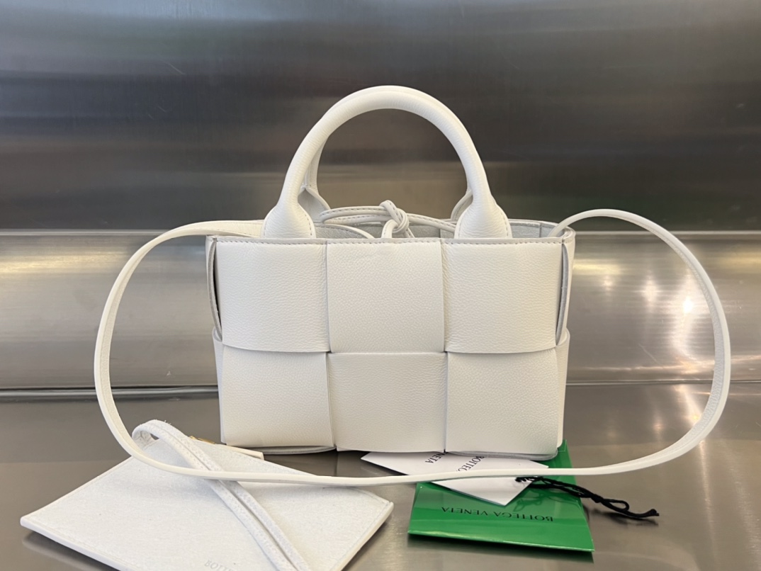 bo*te*ga Ve*ne*ta bv candy arco tote bag