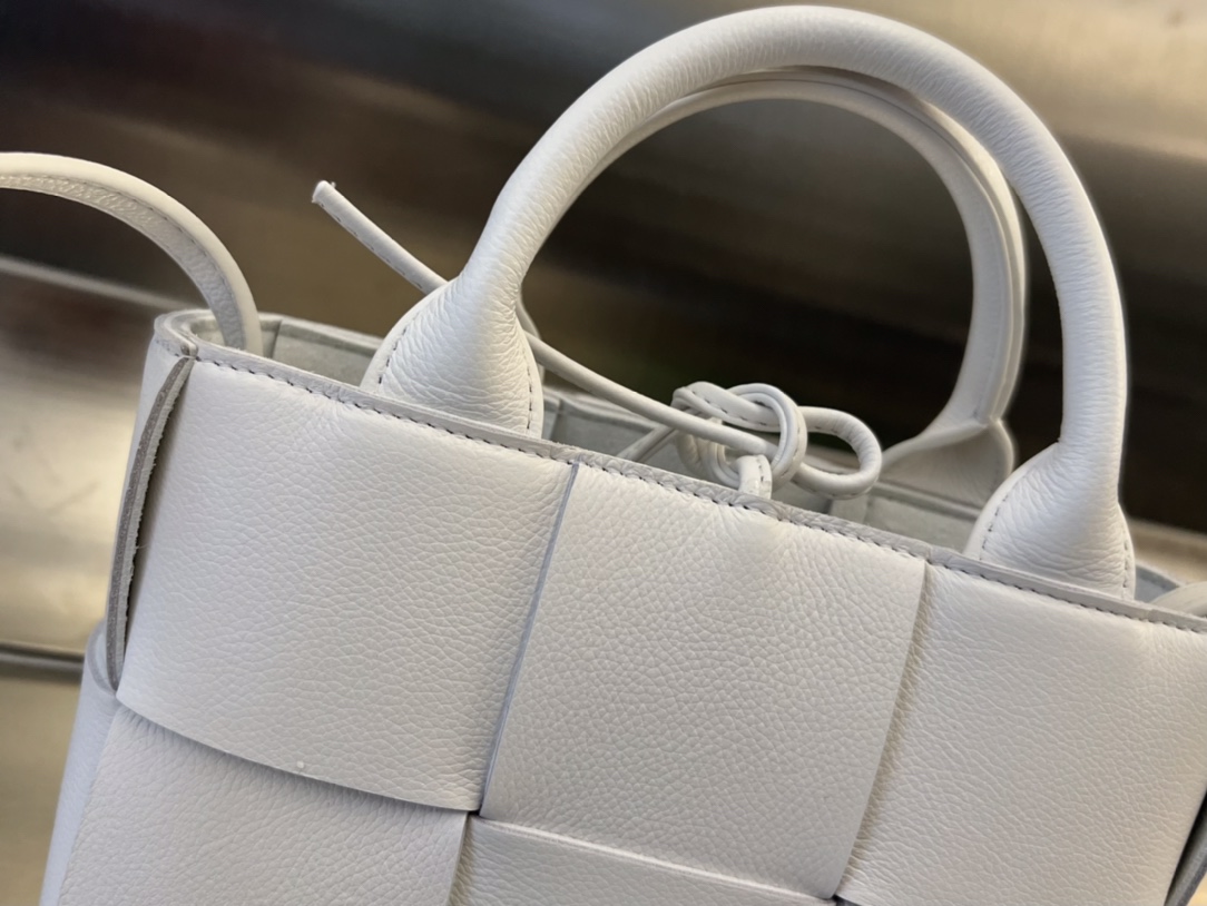 bo*te*ga Ve*ne*ta bv candy arco tote bag
