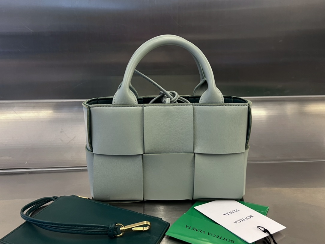 bo*te*ga Ve*ne*ta bv candy arco tote bag