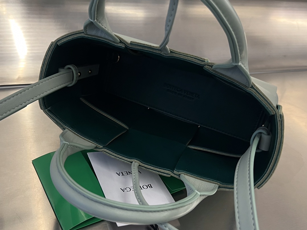 bo*te*ga Ve*ne*ta bv candy arco tote bag