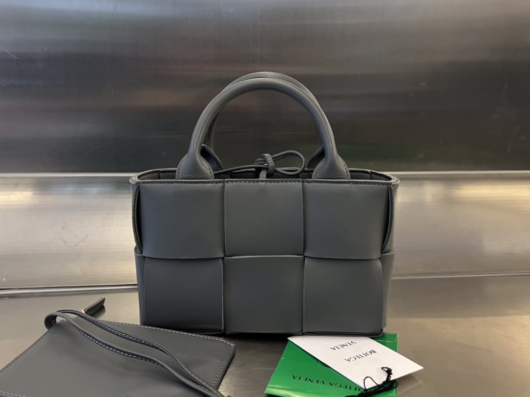 bo*te*ga Ve*ne*ta bv candy arco tote bag
