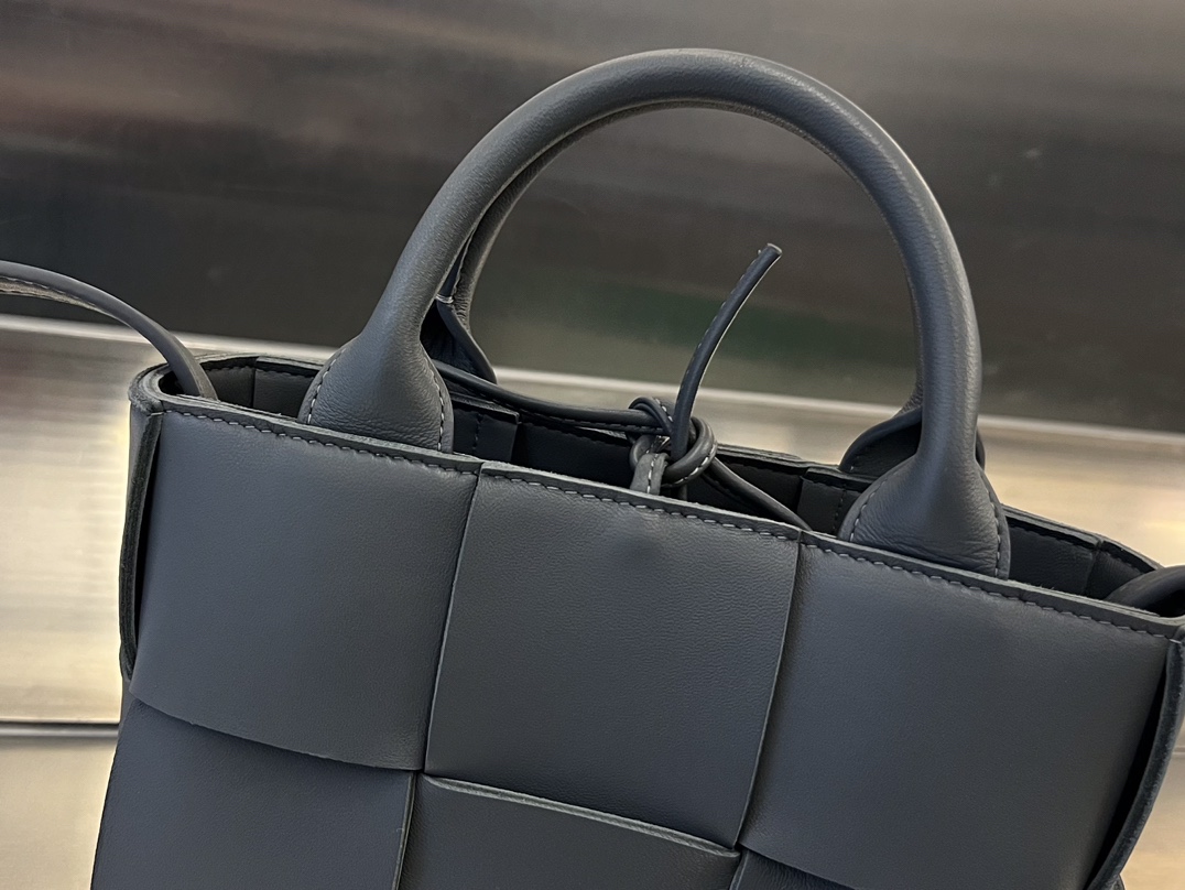 bo*te*ga Ve*ne*ta bv candy arco tote bag