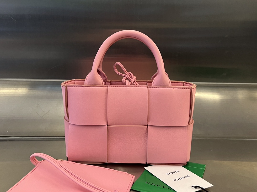 bo*te*ga Ve*ne*ta bv candy arco tote bag