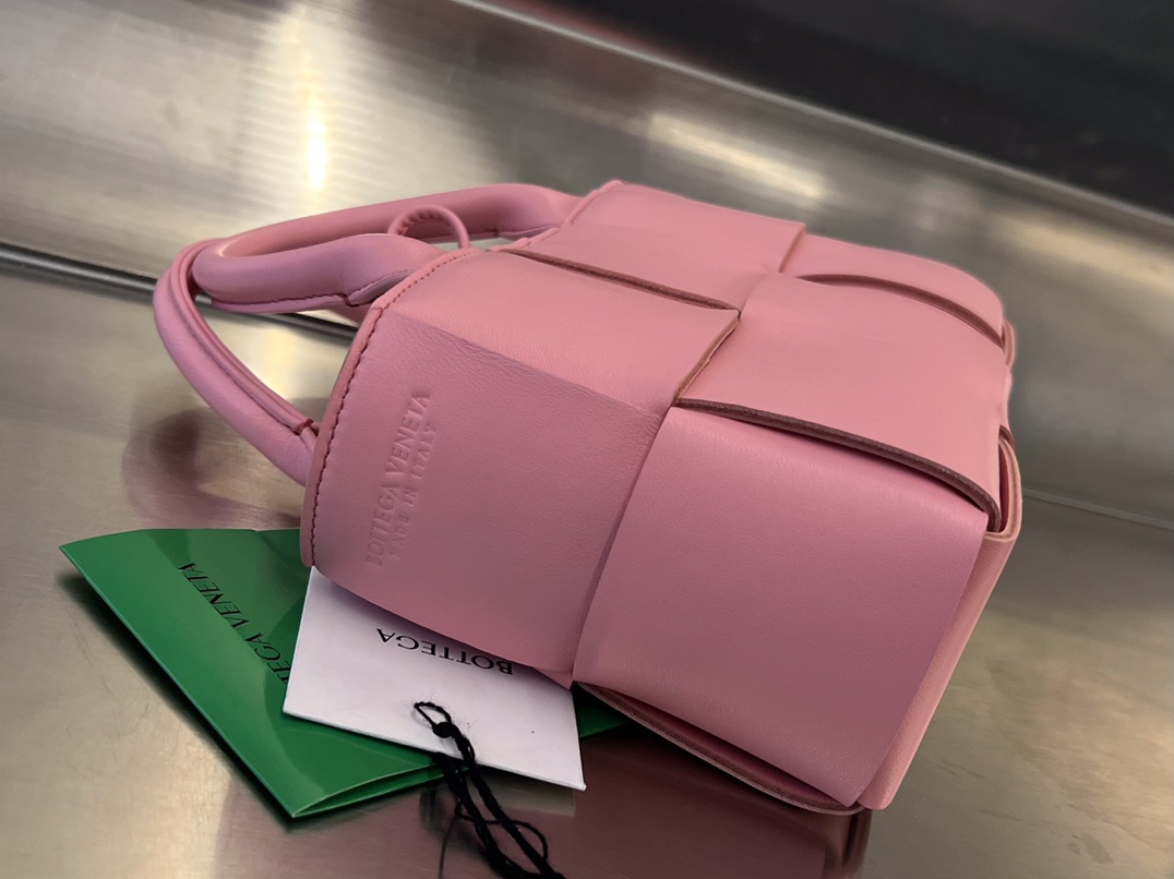 bo*te*ga Ve*ne*ta bv candy arco tote bag