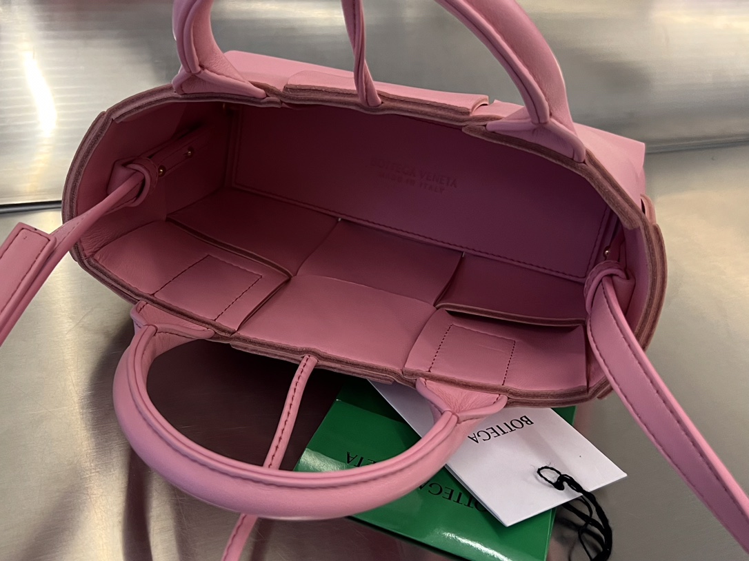 bo*te*ga Ve*ne*ta bv candy arco tote bag