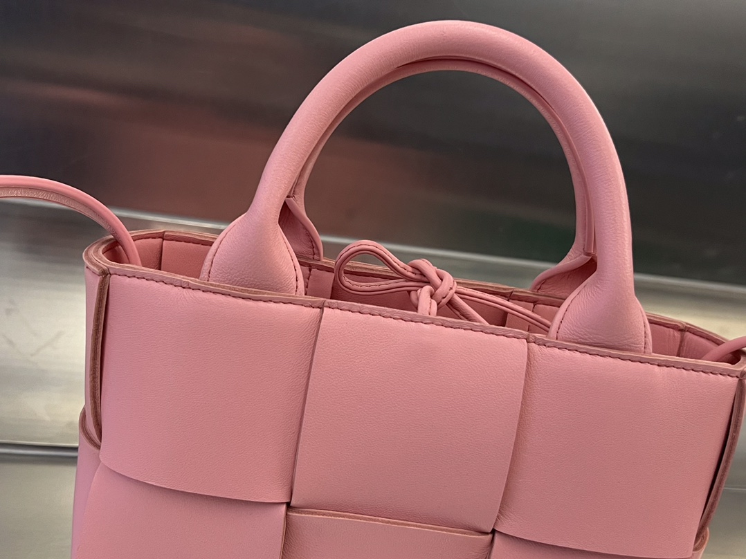 bo*te*ga Ve*ne*ta bv candy arco tote bag