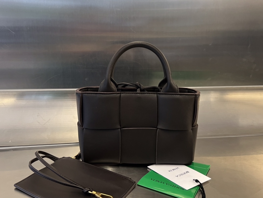 bo*te*ga Ve*ne*ta bv candy arco tote bag