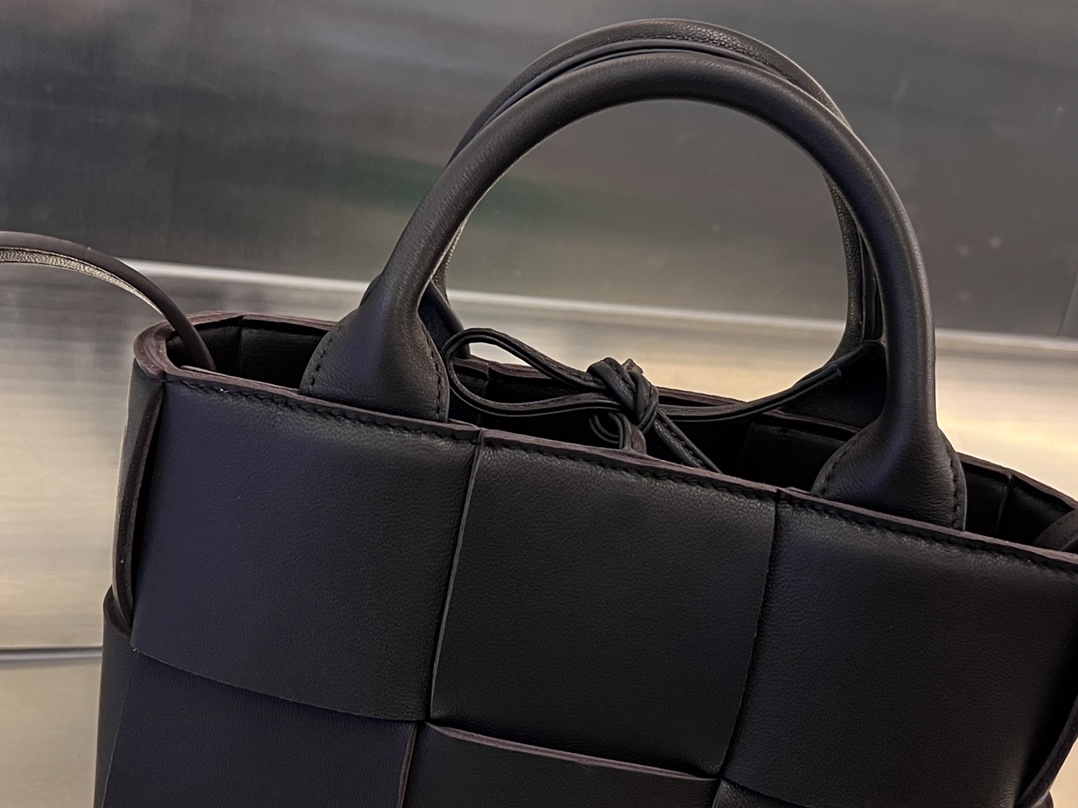 bo*te*ga Ve*ne*ta bv candy arco tote bag