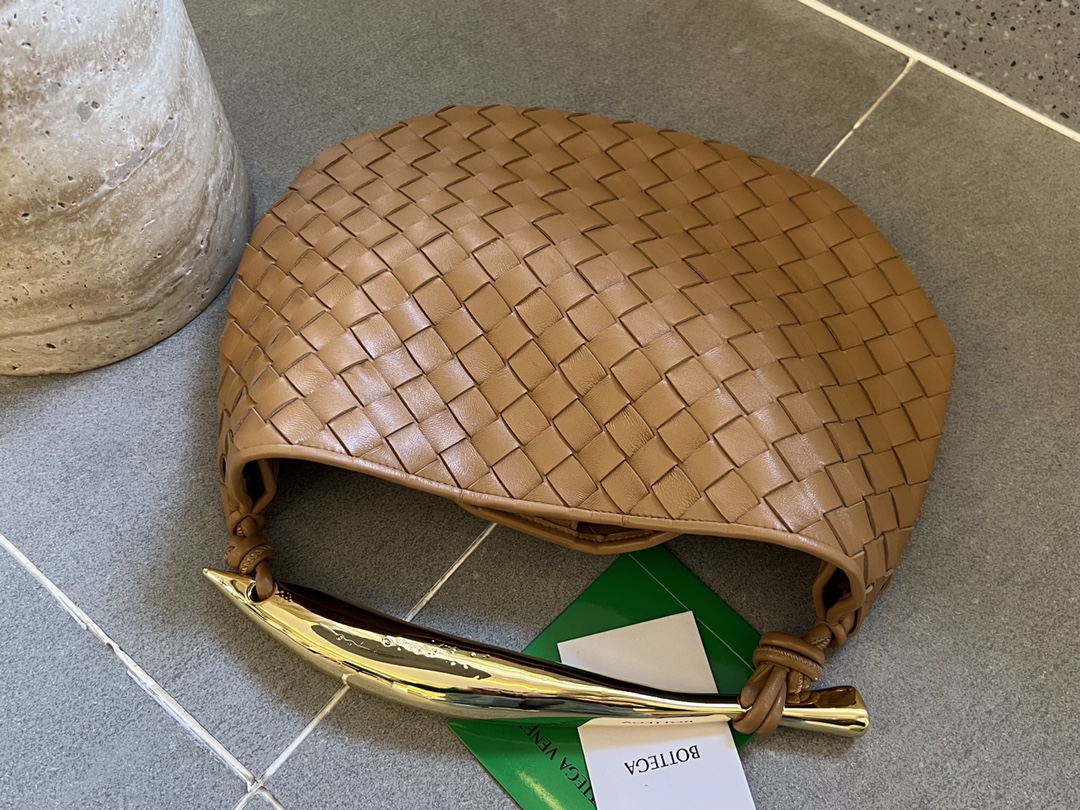 bo*te*ga Ve*ne*ta sardine top handle bag