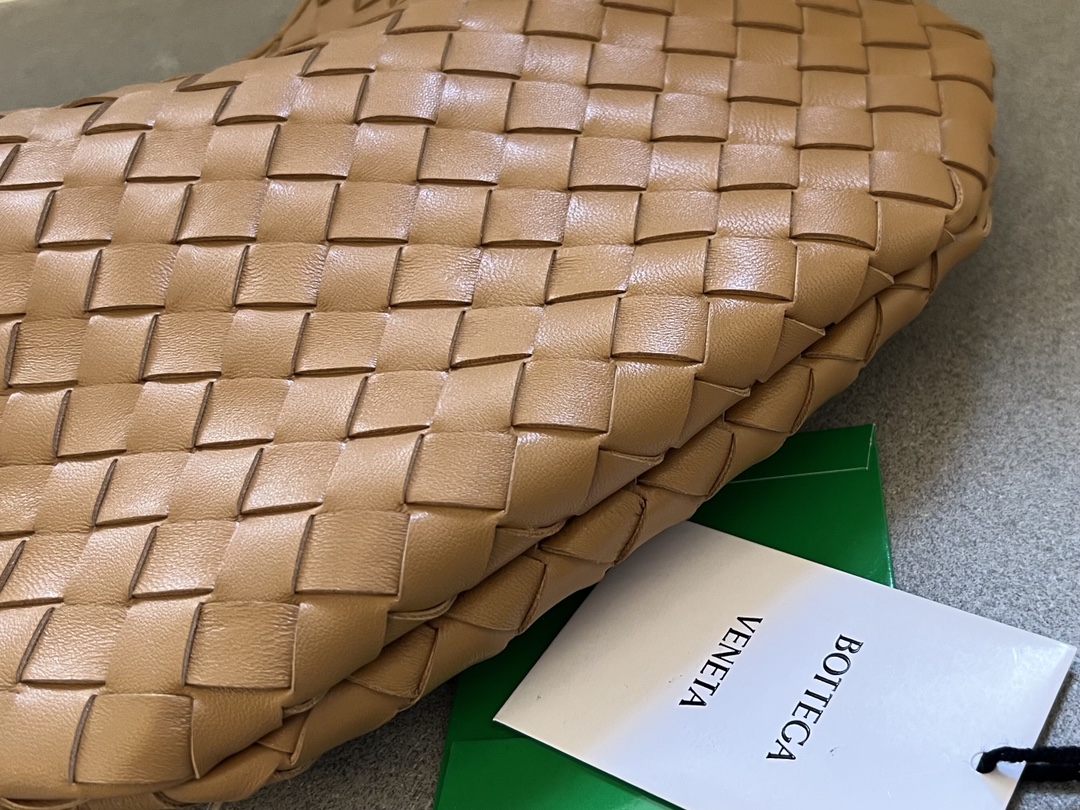 bo*te*ga Ve*ne*ta sardine top handle bag