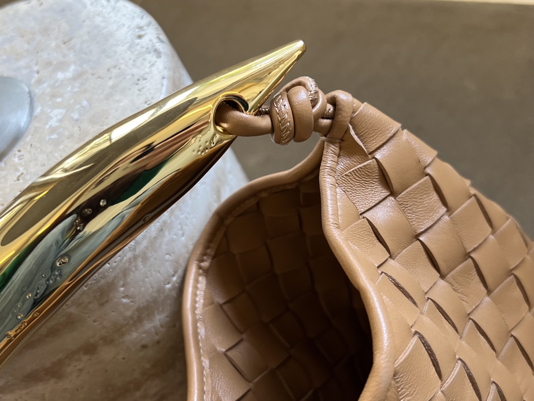 bo*te*ga Ve*ne*ta sardine top handle bag
